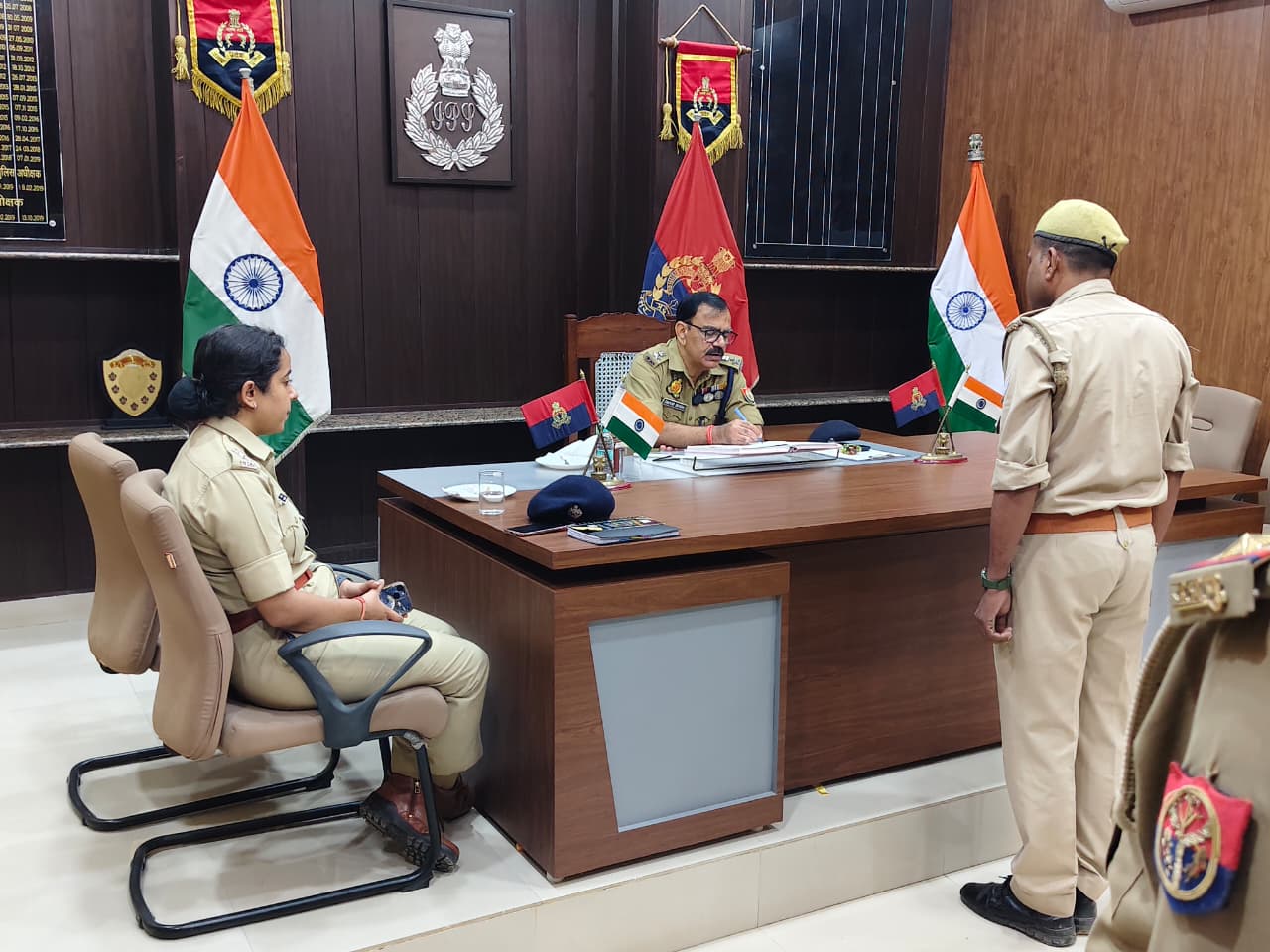 बस्ती द्वारा पुलिस लाइन बस्ती में शुक्रवार की साप्ताहिक परेड का निरीक्षण कर मूलभूत सुविधाओं की रख-रखाव हेतु संबंधित को आवश्यक दिशा निर्देश देने के उपरांत अदर्ली