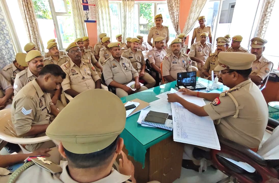 बस्ती**प्रभारी निरीक्षक पैकोलिया द्वारा समस्त पुलिस अधिकारी/ कर्मचारीगण के साथ सैनिक सम्मेलन का आयोजन कर उनकी व्यक्तिगत एवं विभागीय समस्याओं के संबंध में जानकार