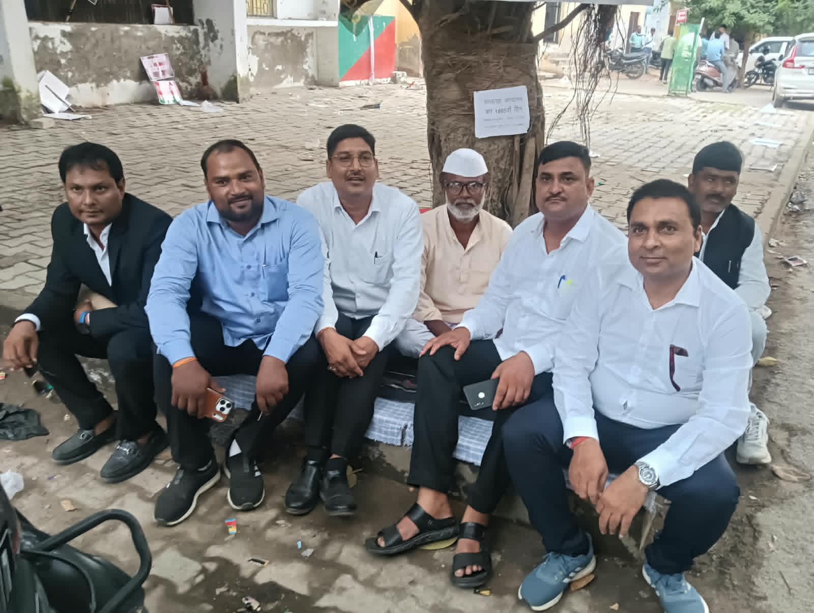 जौनपुर -  सामाजिक कार्यकर्ता जज सिंह अन्ना के बिना अन्न- जल  आमरण अनशन आंदोलन का दूसरा दिन समाप्त हुआ 