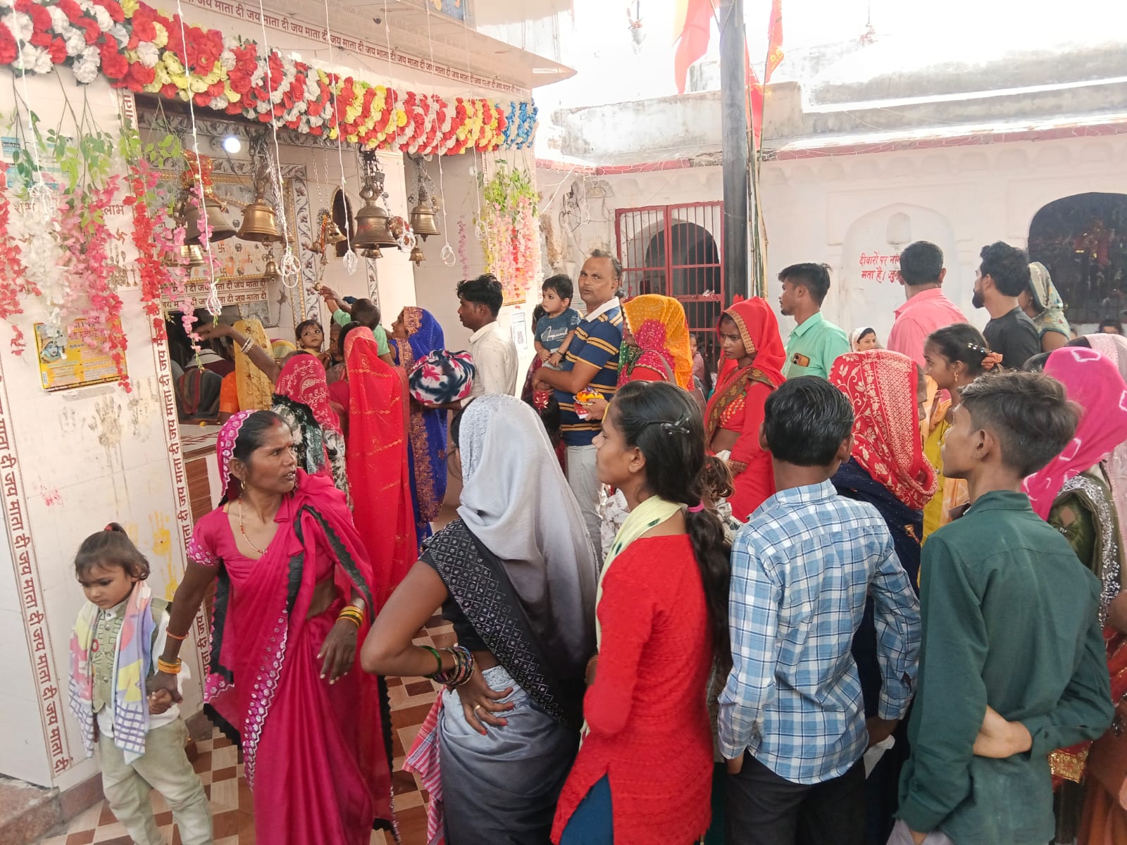 कानपुर देहात माता मुक्तेश्वरी देवी मूसानगर मेले में रही रौनक जमकर खरीद दरी नवरात्र के अवसर पर मंदिर परिसर के आसपास