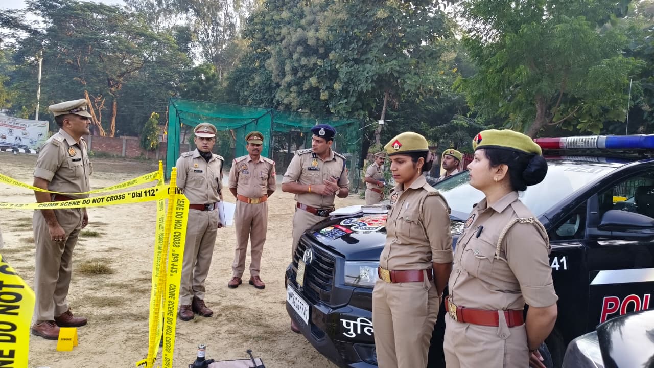जौनपुर द्वारा शुक्रवार की परेड की सलामी लेकर पुलिस लाइन, विभिन्न शाखाओं एवं यूपी-112 के वाहनों का किया गया निरीक्षण तथा अर्दली रूम कर दिए गए आवश्यक दिशा-निर्देश