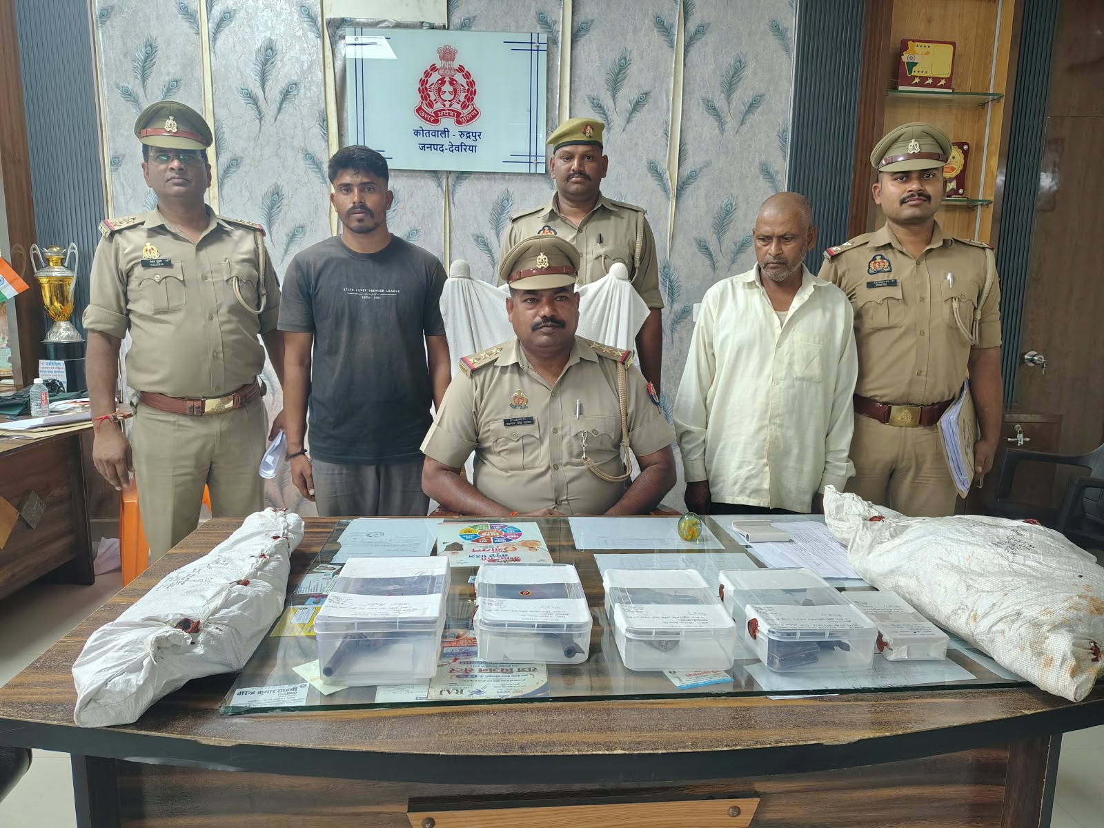तमंचा बनाने और बेचने में संलिप्तता का पुलिस का दावा