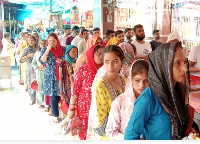 नवरात्रि के पहले दिन यूपी के मंदिरों में उमड़ी श्रद्धालुओं की भीड़