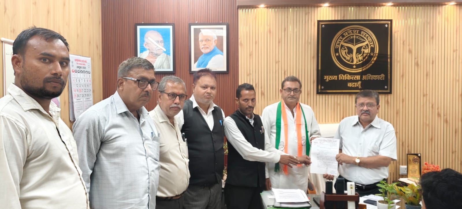 बदायूँ। दातागंज तहसील के गांव शाहपुर में डेंगू से हुई चार ग्रामीणों की मौत पर कार्यवाही और बुखार से पीड़ित सैकड़ों 