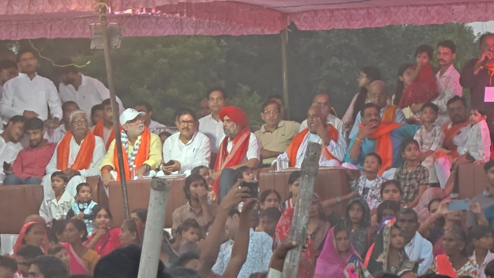 जौनपुर जनपद के मड़ियाहूं नगर के रामलीला मैदान पक्के तालाब पर मंगलवार को ऐतिहासिक दशहरा पर्व बड़े ही 