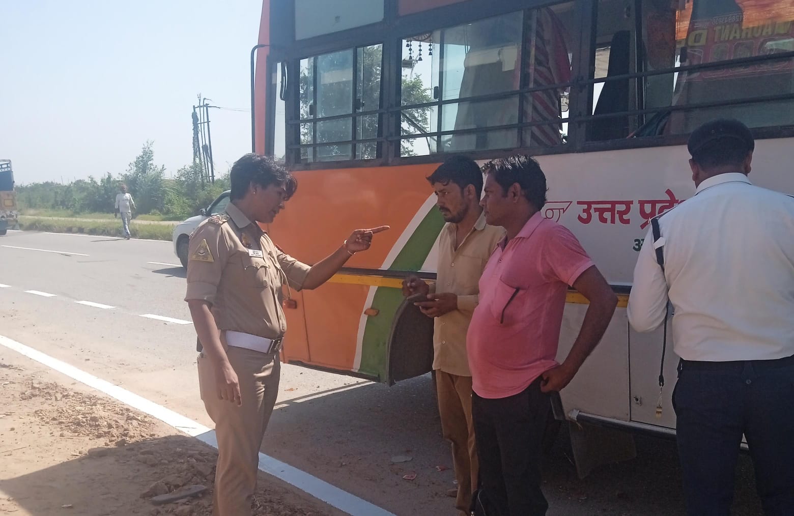 अमेठी में बसों की चेकिंग एआरटीओ और यातायात पुलिस ने सुरक्षा उपकरण और इमरजेंसी गेट जांचा