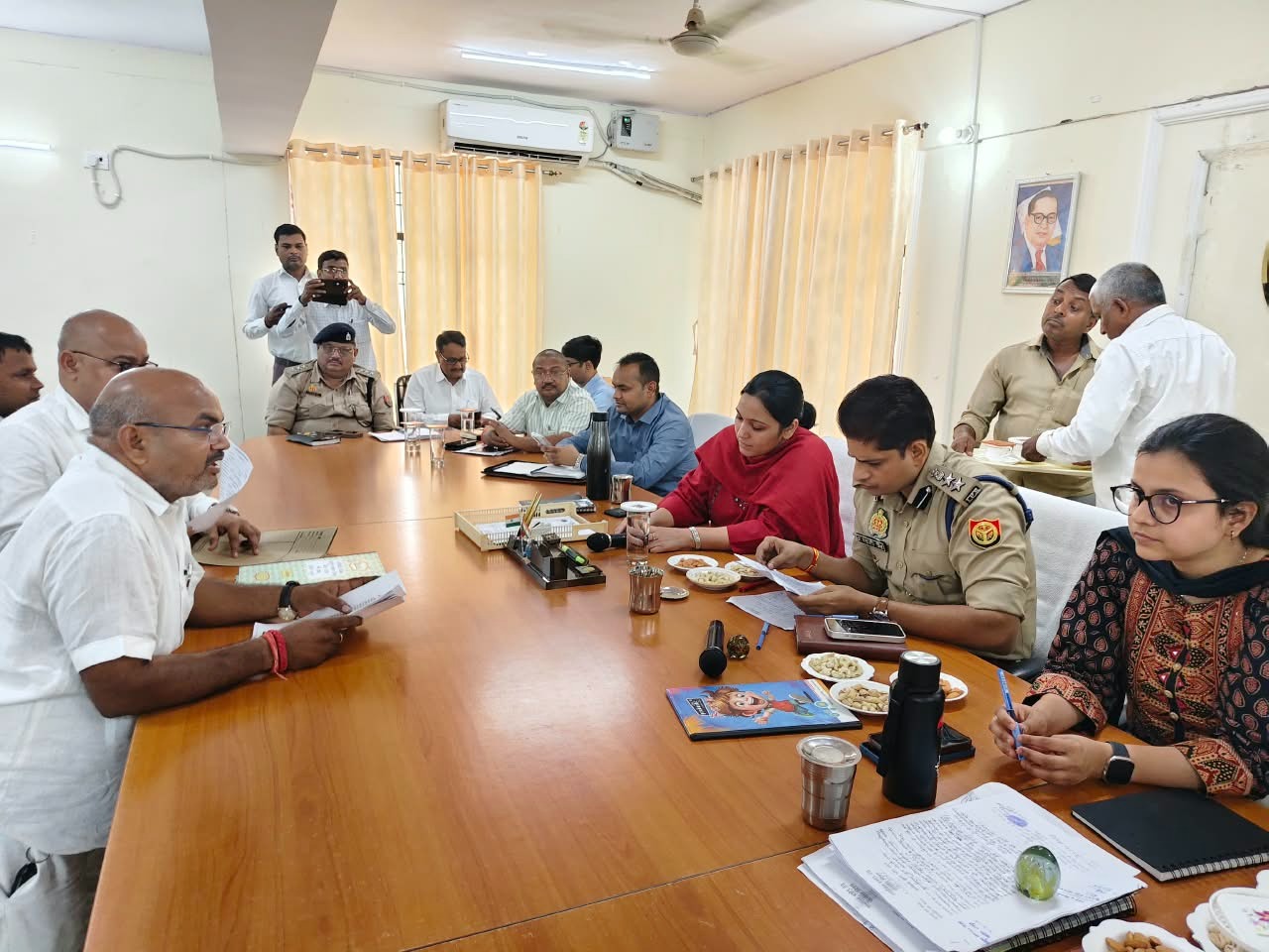 जिलाधिकारी बस्ती व पुलिस अधीक्षक बस्ती द्वारा तहसील भानपुर पर आयोजित सम्पूर्ण समाधान दिवस पर जनसुनवाई करते हुए शिकायतों को निष्पक्ष/ त्वरित/ गुणवत्तापूर्ण ढंग स