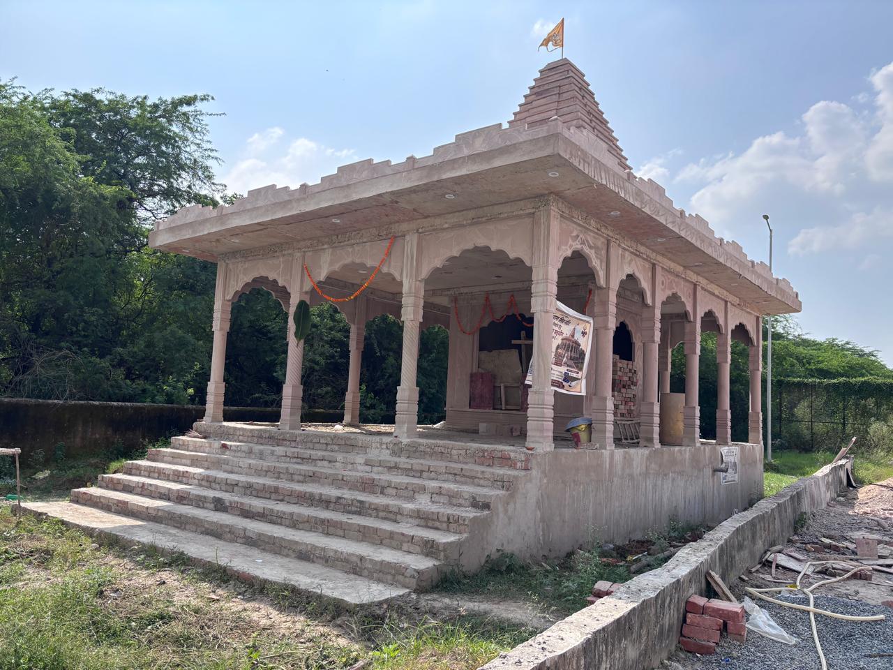 लखनऊ। ओमैक्स सिटी स्थित अहाना एन्क्लेव में नगर निगम के जलाशय की भूमि पर मंदिर निर्माण और मूर्ति स्थापना को लेकर मामला सामने आया है। स्थानीय निवासी राहुल तिवारी 