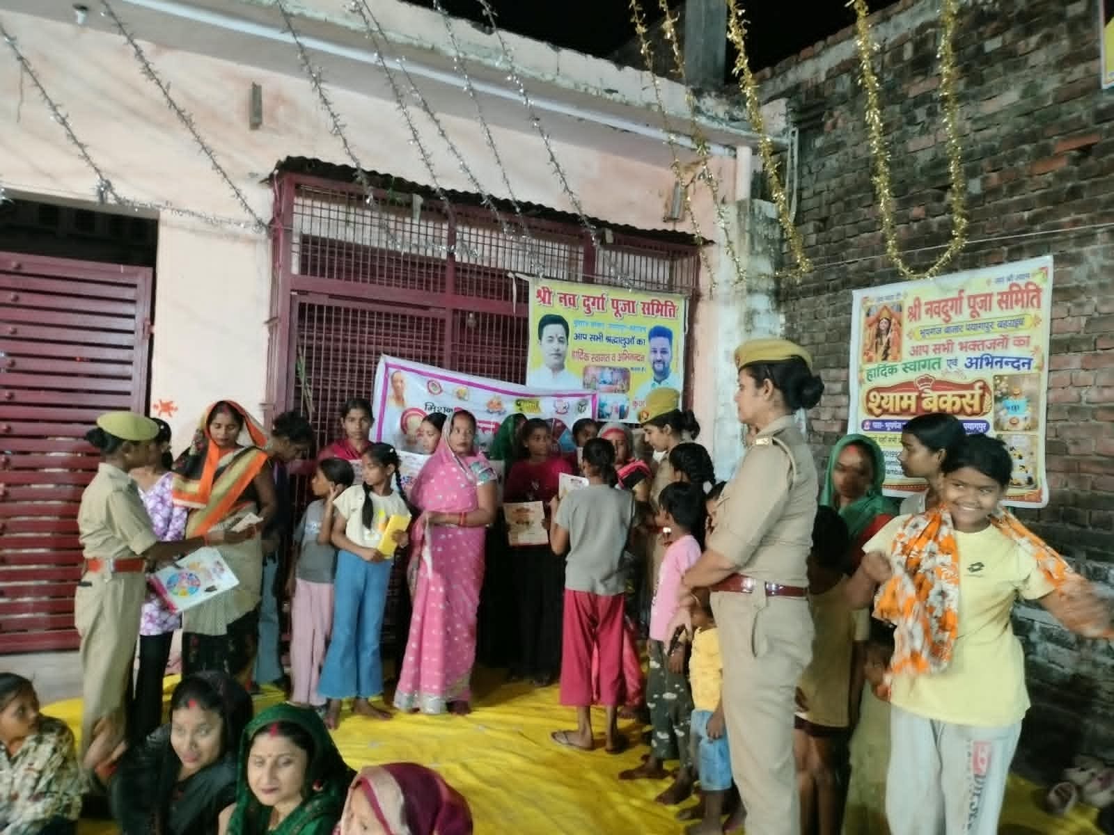 बहराइच: नवरात्रि में पयागपुर पुलिस का मिशन शक्ति अभियान तेज, दुर्गा पंडालों में महिलाओं को किया जागरूक