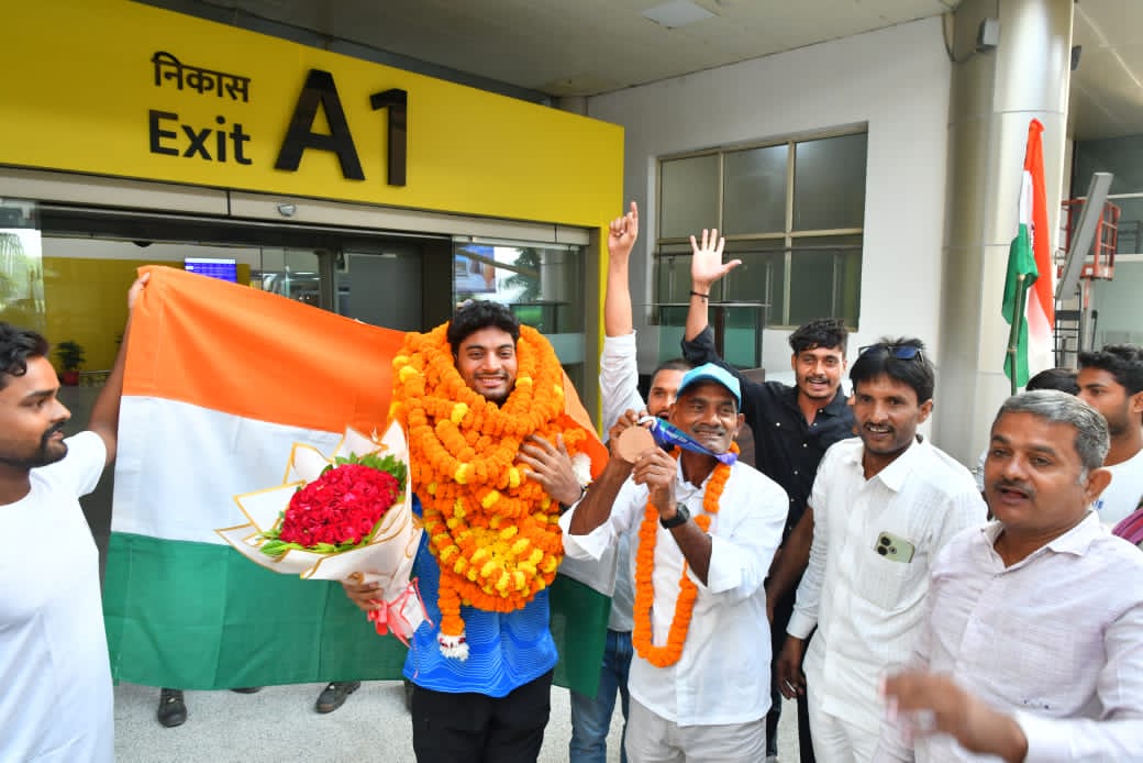 जौनपुर   जापान के नागोया में आयोजित 20वें एशियाई खेलों में जेवलिन थ्रो में कांस्य पदक जीतकर देश और जौनपुर का नाम रोशन करने वाले अंतरराष्ट्रीय एथलीट रोहित यादव क