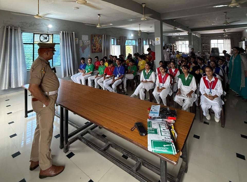 यातायात नियमों का पाठ पढ़कर सुरक्षित सफर के लिए जागरूक हुए विद्यार्थी