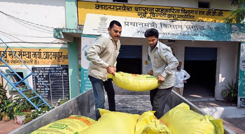 खाद की बिक्री में गिरावट, किसानों की मांग पर मौसम का असर
