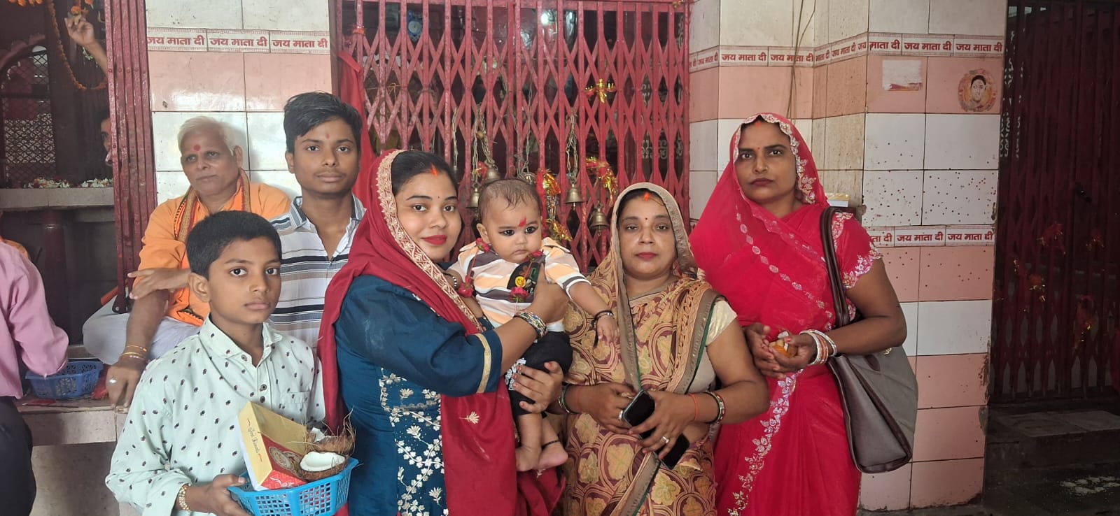 अमेठी के मां अहोरवा भवानी मंदिर में नवरात्रि के पहले दिन भीड़ पांडवों ने भी की थी यहां पूजा मनोकामनाएं होती हैं पूरी