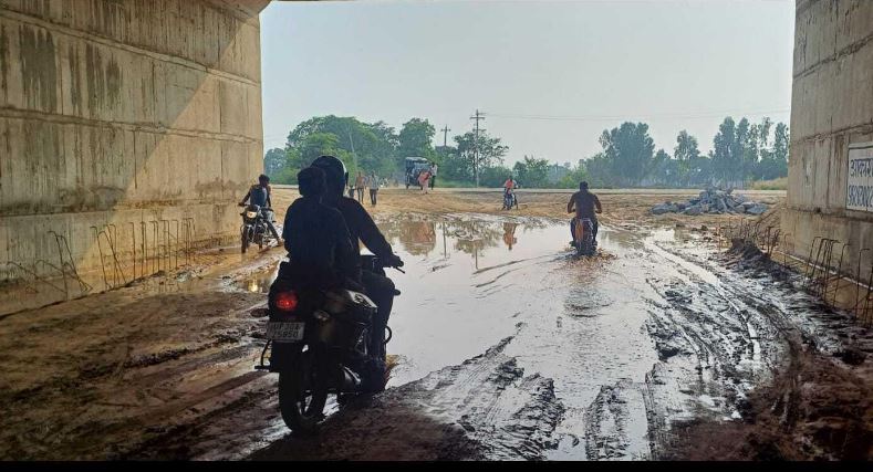 बारिश के बाद गंगा एक्सप्रेसवे निर्माण की गुणवत्ता पर सवाल