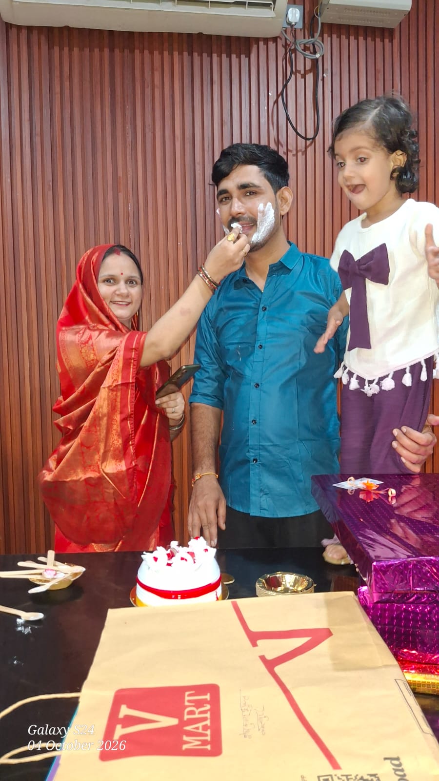 पत्रकार हिमांशु शुक्ला के जन्मदिन के शुभ अवसर पर केक काटकर दी गई शुभकामनाएं